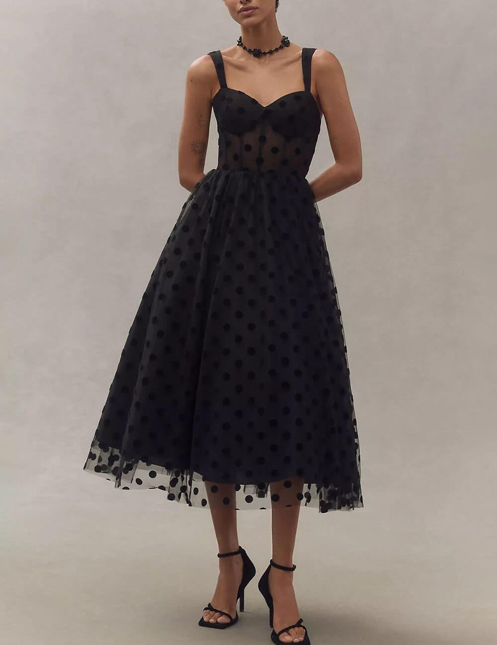 Robe mi-longue raffinée à pois trapèze