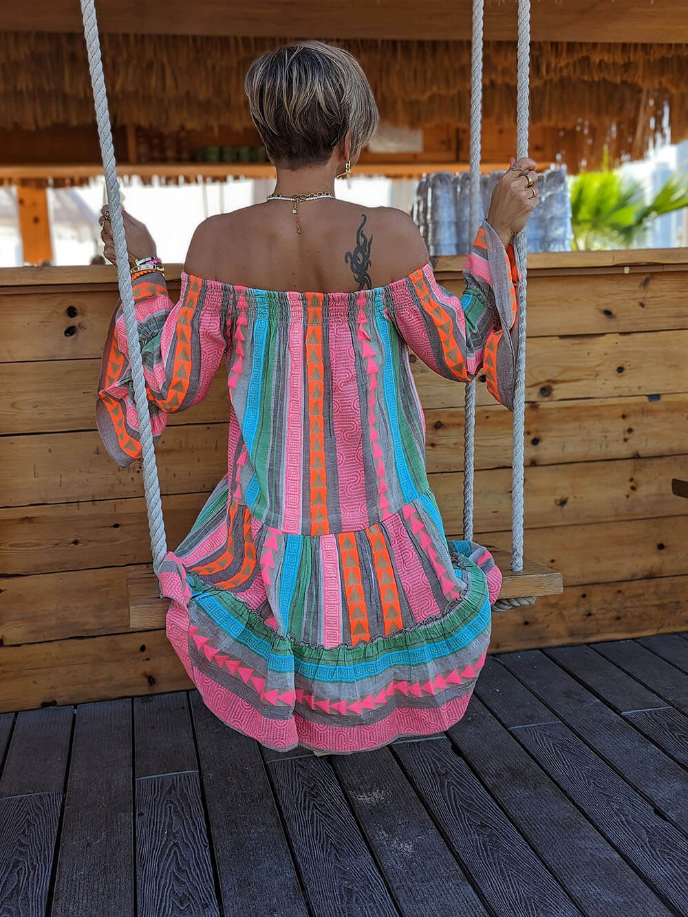 Robe courte ample épaules dénudées à imprimé ethnique