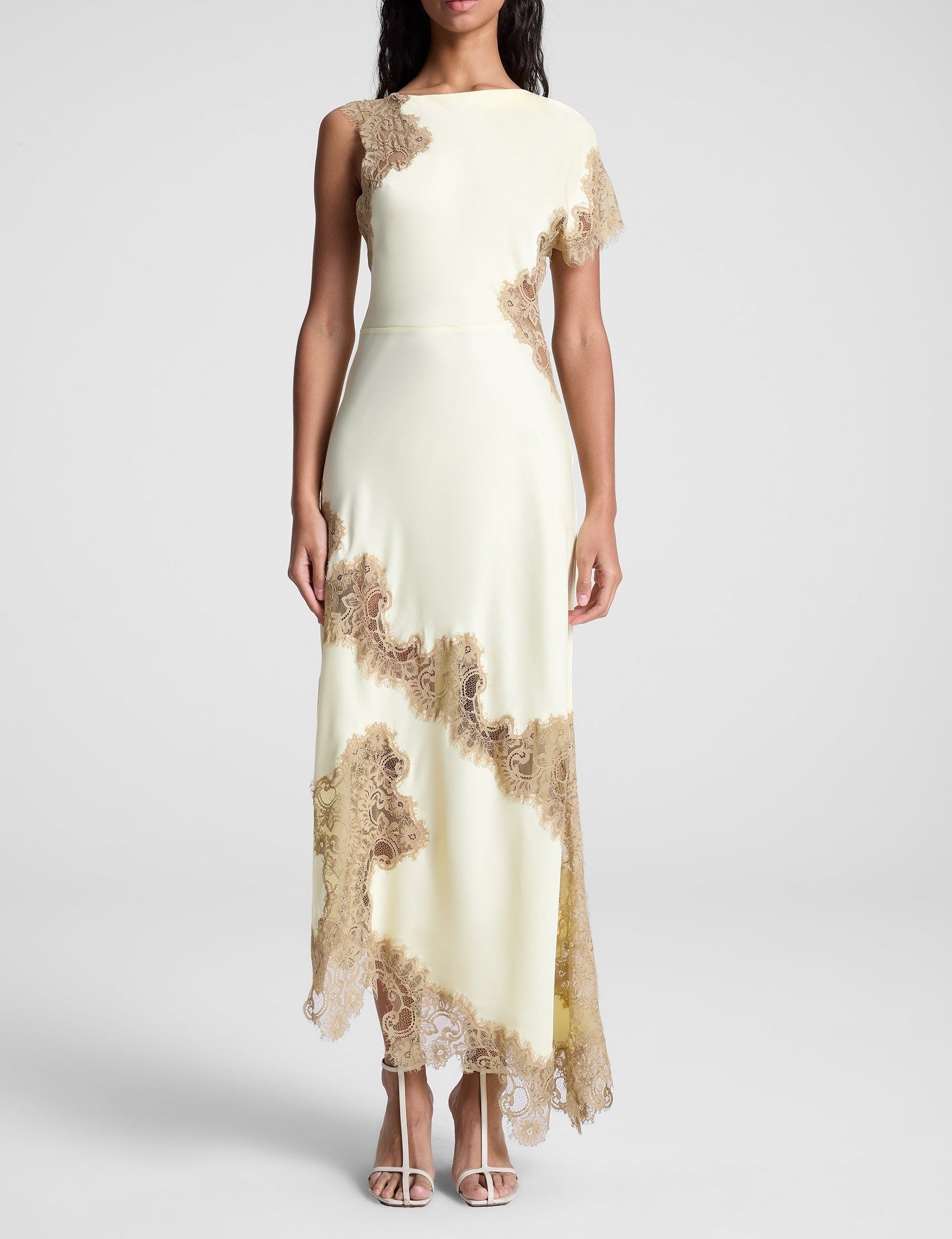 Robe longue en satin en dentelle