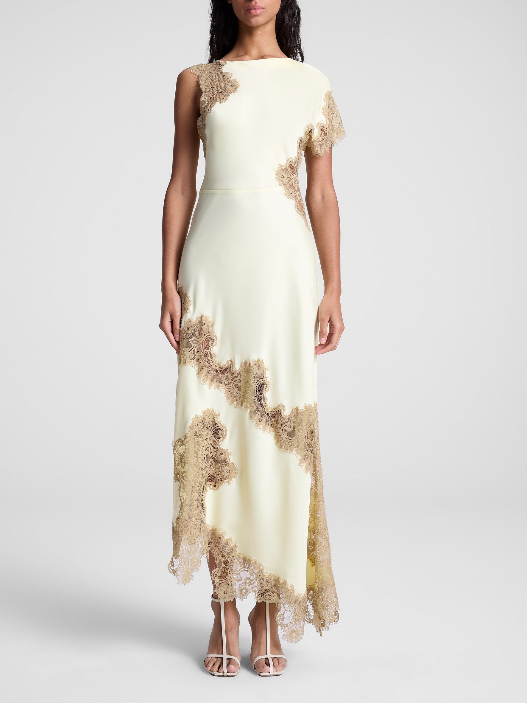 Robe longue en satin en dentelle