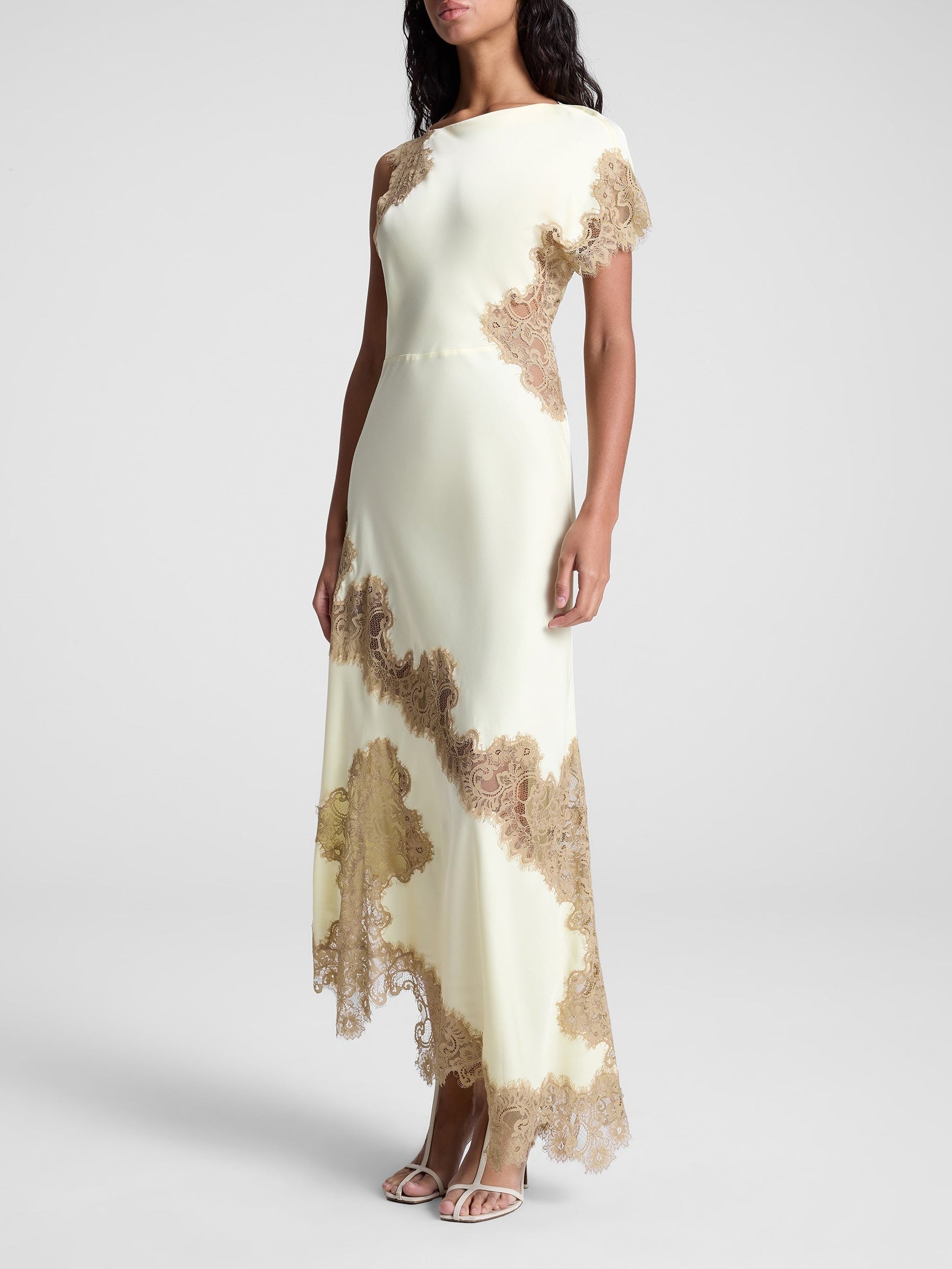 Robe longue en satin en dentelle