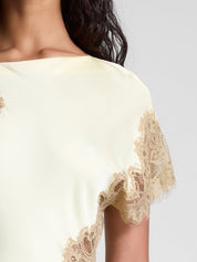 Robe longue en satin en dentelle