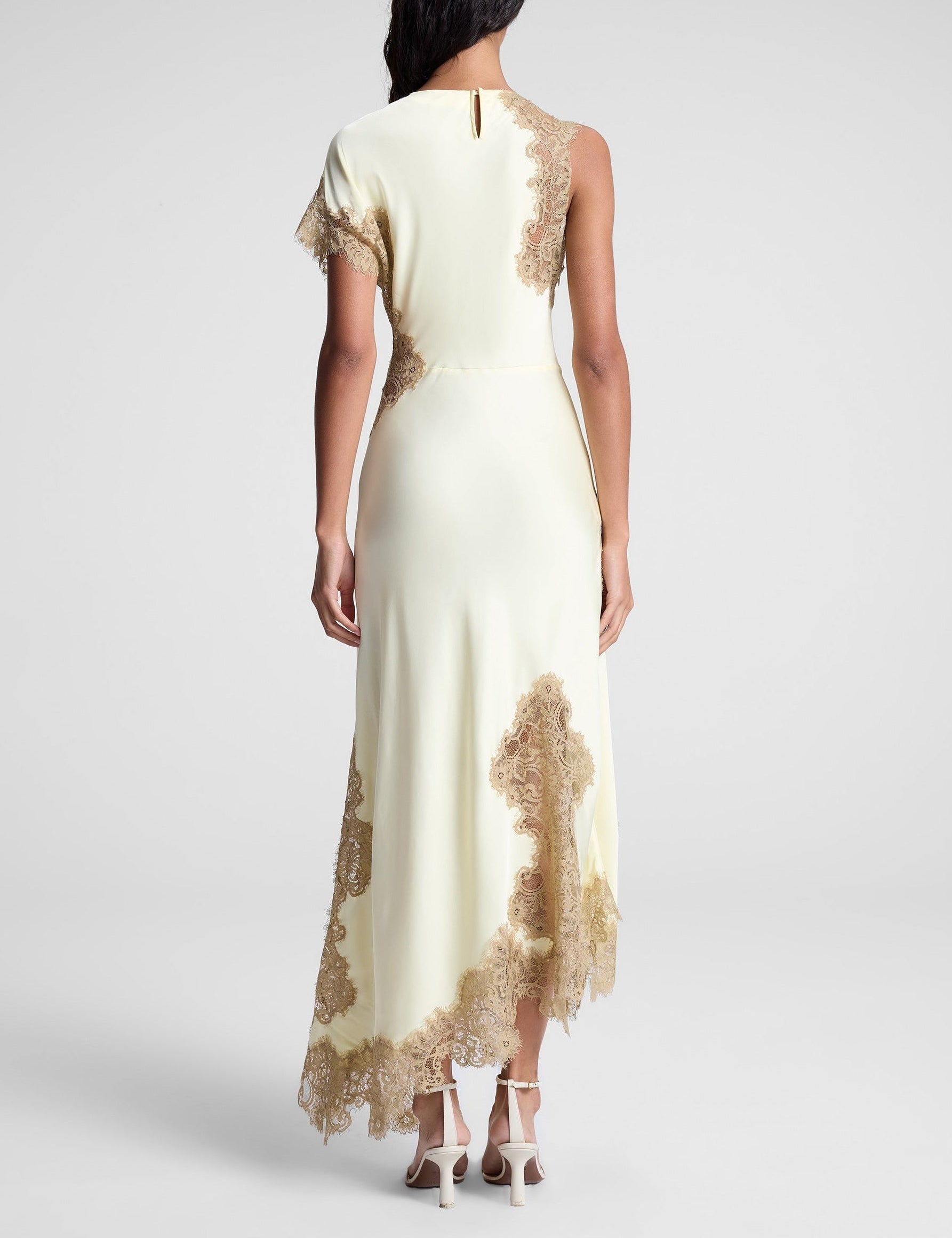 Robe longue en satin en dentelle