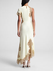 Robe longue en satin en dentelle
