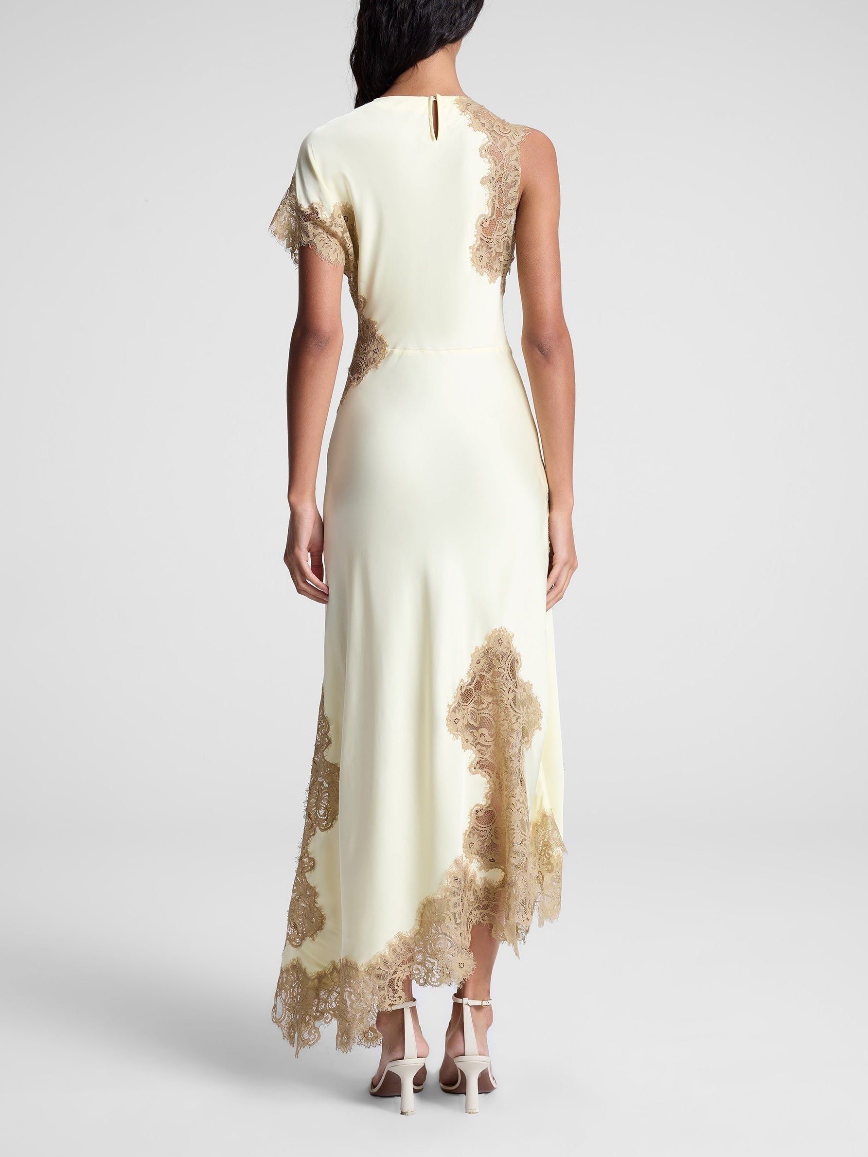 Robe longue en satin en dentelle