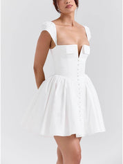 Robe courte raffinée plissée col V
