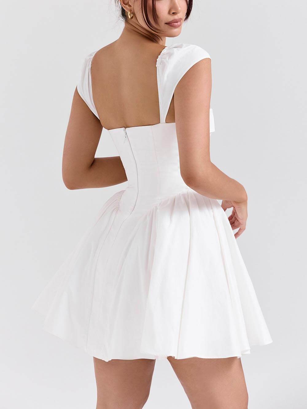Robe courte raffinée plissée col V