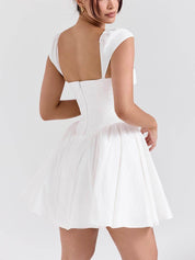 Robe courte raffinée plissée col V